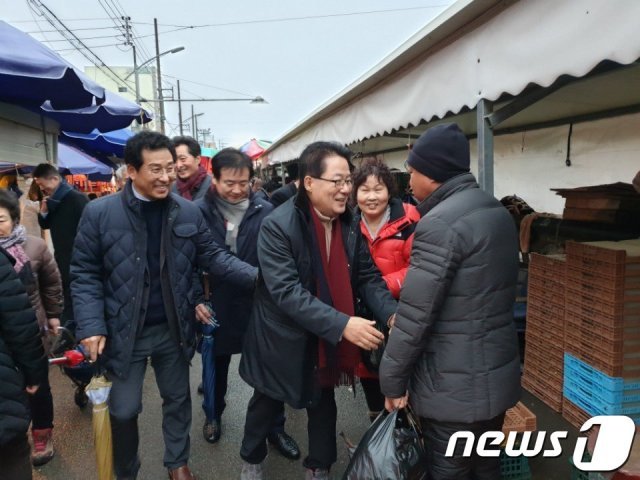 박지원 민주평화당 의원이 설 연휴를 맞아 3일 지역구인 전남 목포의 한 재래시장을 방문, 주민들과 인사하고 있다.(박지원 의원실 제공)2019.2.3/뉴스1 © News1