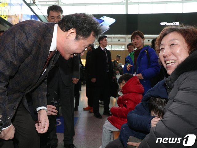 이낙연 총리가 1일 서울역에서 귀성객들과 인사하고 있다. © News1