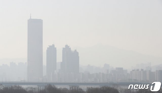 황사와 미세먼지가 유입되면서 ‘잿빛 하늘’을 보인 4일 서울 도심 하늘이 뿌옇게 보이고 있다. 국립환경과학원에 따르면 이날 오전 9시 기준 전국 17개 시·도 전역의 시간당 평균 미세먼지(PM 10) 농도가 ‘나쁨(81~149㎍/㎥) 수준을 나타내고 있다. 2019.2.4/뉴스1 © News1