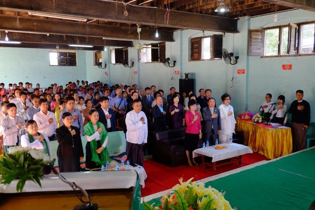 미얀마 양곤시 딴린의 한 고등학교에서 애국가를 제창하는 미얀마인들. 석성장학회 제공