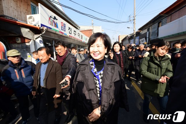 목포 근대역사문화공간 내 부동산 투기 의혹을 받는 무소속 손혜원 의원이 지난달 23일 오후 목포를 방문, 투기 의혹에 대한 입장 표명을 위해 기자회견장으로 향하고 있다. 2019.1.23/뉴스1 © News1