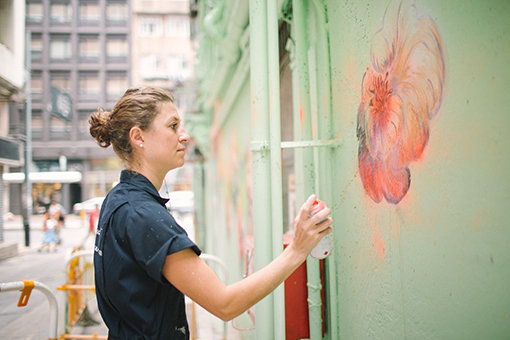 홍콩의 고풍스런 골목에서 건물 벽을 미술 작품으로 꾸미고 있는 작가. 사진제공｜홍콩관광청