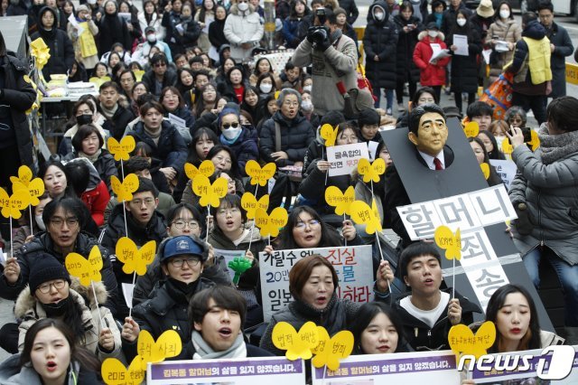 6일 오후 서울 종로구 구 일본대사관 앞에서 열린 정의기억연대 1373차 일본군 성노예제 문제 해결을 위한 정기 수요시위에서 참가자들이 구호를 외치고 있다. © News1