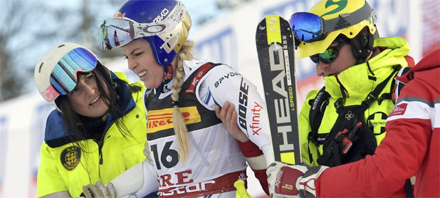 은퇴를 선언한 ‘스키 여제’ 린지 본(가운데)이 5일 스웨덴 아레에서 열린 국제스키연맹(FIS) 세계선수권대회 여자슈퍼대회전 레이스 도중 넘어진 뒤 관계자들의 부축을 받으며 일어나고 있다. 아레=AP 뉴시스