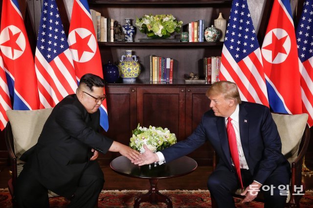지난해 6월 싱가포르에서 열린 북-미 정상회담에서 김정은 북한 국무위원장과 도널드 트럼프 미국 대통령이 악수하고 있다. 동아일보DB
