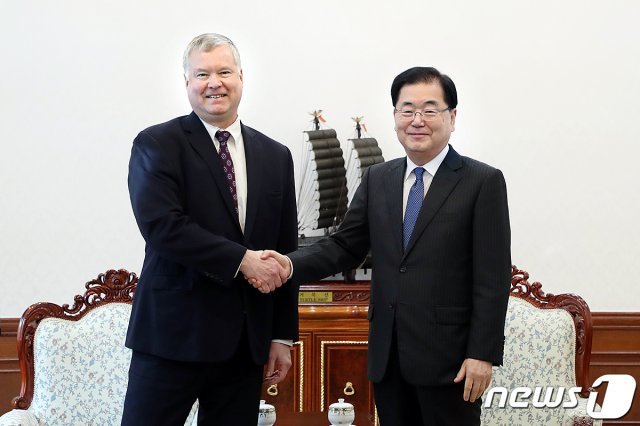 정의용 청와대 국가안보실장이 4일 오후 청와대 본관 귀빈대기실에서 스티브 비건 미 대북특별대표와 악수를 나누고 있다. (청와대 제공) 2019.2.4