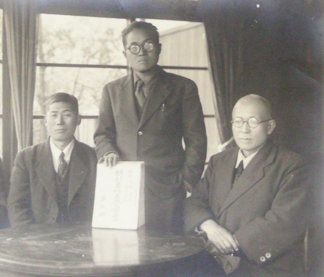 후세 다쓰지 씨(오른쪽)가 생전에 변호를 맡았던 독립운동가 박열(왼쪽)과 함께 있다. 오이시 스스무 제공