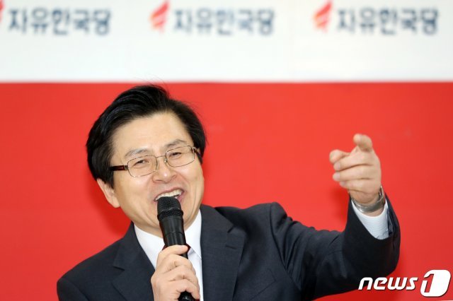 자유한국당 대표에 출마한 황교안 전 총리가 7일 오후 광주 북구 자유한국당 광주시당에서 열린 전남 당원 간담회에 참석해 모두발언하고 있다. 2019.2.7/뉴스1 © News1