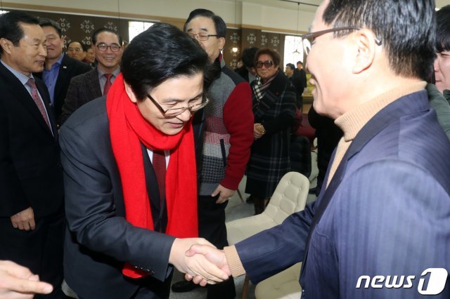 자유한국당 대표에 출마한 황교안 전 총리가 7일 오후 광주 북구 자유한국당 광주시당에서 열린 전남 당원 간담회에 참석해 당원들에게 인사를 하고 있다. 2019.2.7/뉴스1 © News1