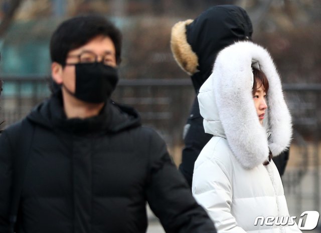 설 연휴 뒤 첫 출근일인 7일 오전 서울 종로구 광화문 네거리에서 시민들이 출근길을 재촉하고 있다.  2019.2.7/뉴스1 © News1