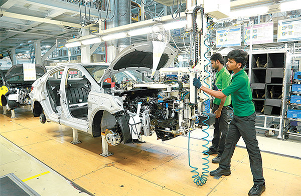 인도 첸나이의 현대차 공장 직원들이 차량을 조립하고 있다. 이 공장에서 생산된 차량의 80%는 내수용으로 상트로, 크레타, 그랜드 i10 등 대부분 소형차다. 현대자동차 제공