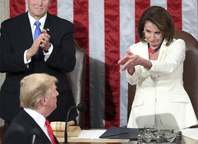 도널드 트럼프 미국 대통령(왼쪽 아래)이 5일 국정연설중에 “복수의 정치를 끝내자”고 말하자 묘한 웃음을 날리며 독특한 포즈로 박수를 치는 낸시 펠로시 하원의장(오른쪽). 워싱턴=AP 뉴시스
