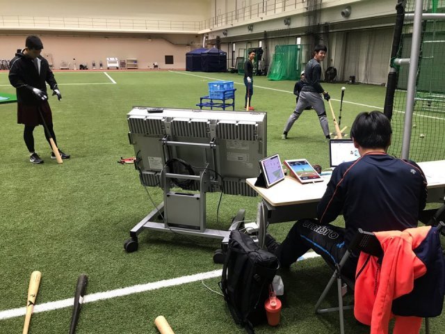 FA 김민성(왼쪽)이 일본 가고시마에서 개인훈련에 한창이다. 그의 훈련을 돕고 있는 김언호 KISS 박사는 ＂근파워를 늘리는데 집중하고 있다＂고 했다. 사진제공 | 몬티스스포츠
