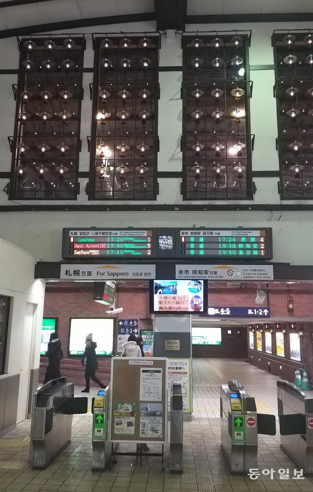 오타루 역(小樽驛) 내부 출입게이트 위에 설치된 가스등 장식.