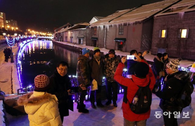 오타루운하(小樽運河)의 야경(夜景)을 보고 찍기위해 찾아온 관광객들.