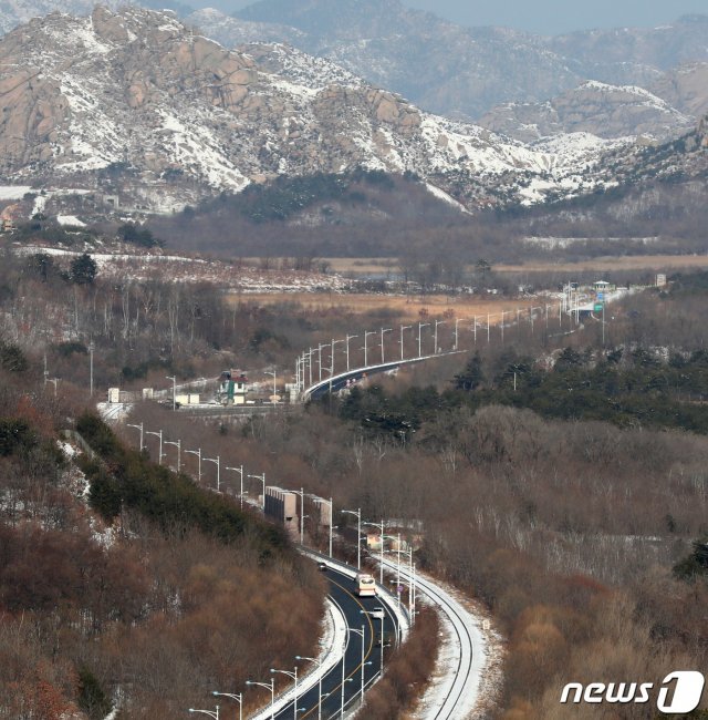 8일 오전 배국환 현대아산 사장 등 임직원 22명을 태운 버스가 강원 고성군 동해선 남북출입사무소(CIQ)를 통해 금강산으로 향하고 있다.  2019.2.8/뉴스1 © News1