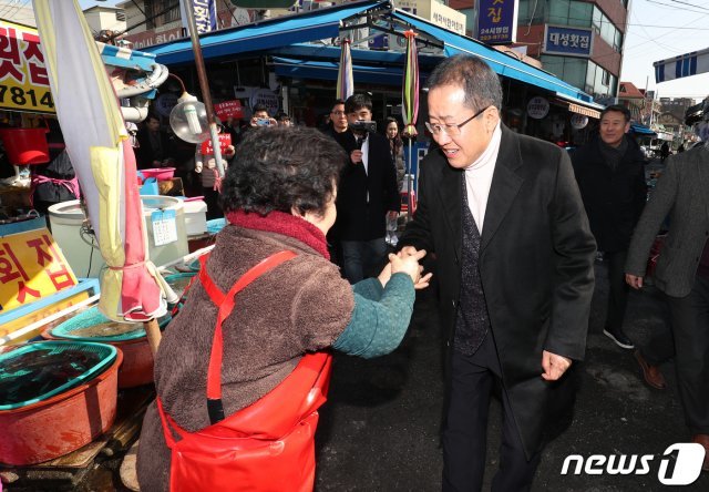 홍준표 자유한국당 전 대표가 8일 오후 경남 창원시 마산 어시장에서 시민들과 인사를 나누고 있다. 2019.2.8/뉴스1 © News1