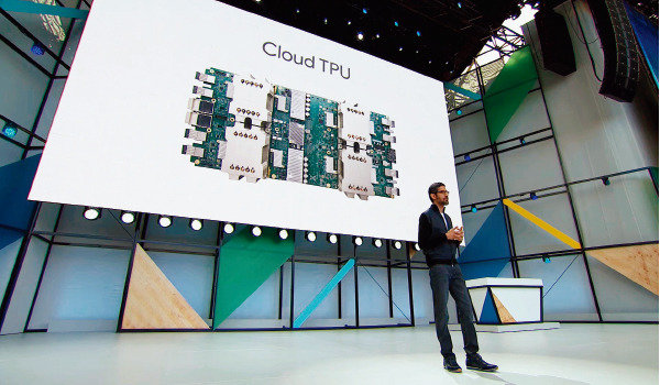 \'구글I/O 2017\'에서 차세대 인공지능 전용 칩 \'TPU\'를 발표하는 모습, 출처: 구글