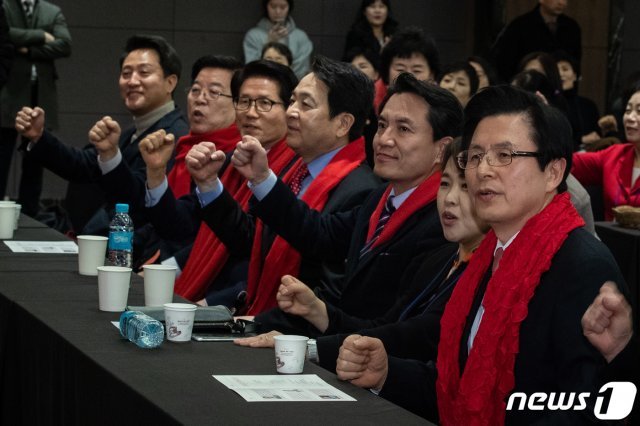 자유한국당 2.27 전당대회 당권주자를 비롯한 참석자들이 28일 서울 서초구 더케이호텔에서 열린 자유한국당 여성연대 워크숍에서 파이팅을 외치고 있다. 오른쪽부터 황교안 전 총리, 송희경 중앙여성위원장, 김진태 의원, 심재철 전 국회 부의장, 김문수 전 경기도지사, 김광림 의원, 오세훈 전 서울시장. 2019.1.28/뉴스1 © News1