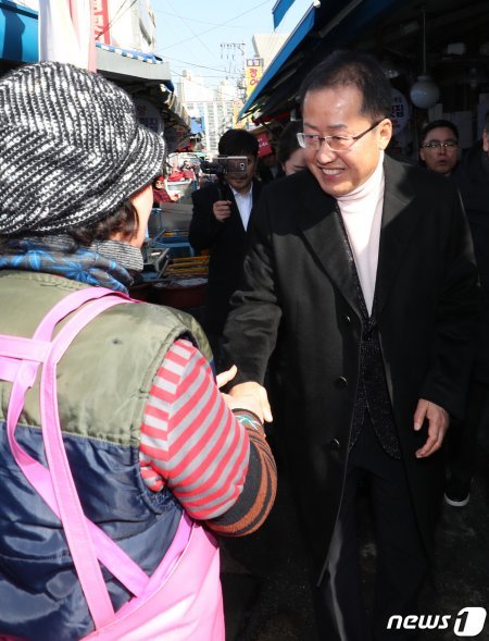 자유한국당 당권 도전을 선언한 홍준표 전 대표가 8일 오후 경남 창원시 마산 어시장에서 시민들과 인사를 나누고 있다. 2019.2.8/뉴스1 © News1