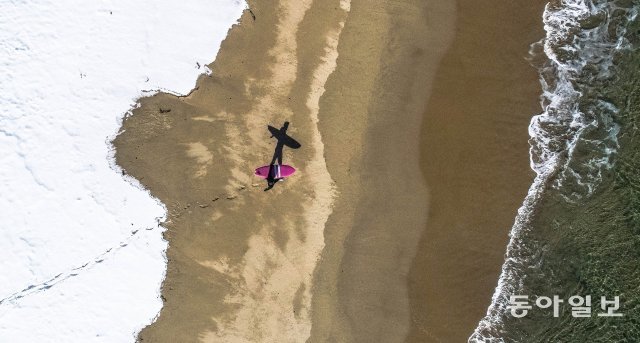눈과 모래를 지나면 서퍼는 파도를 만난다. 양회성 기자 yohan@donga.com