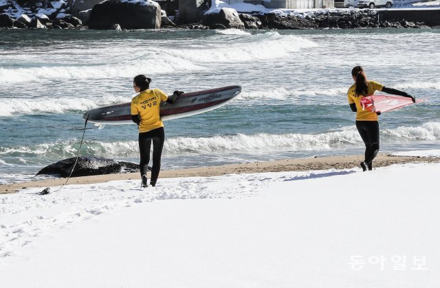 눈길을 걸어 바다로 향하는 서퍼들. 양회성 기자 yohan@donga.com