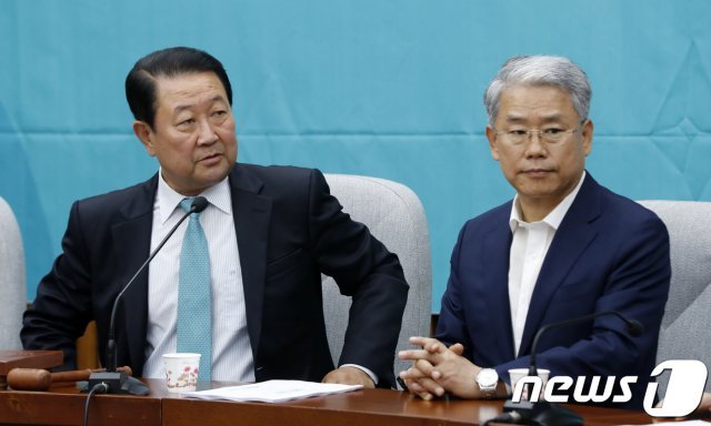 박주선 바른미래당 전 대표와 김동철 전 비상대책위원장. 뉴스1 © News1