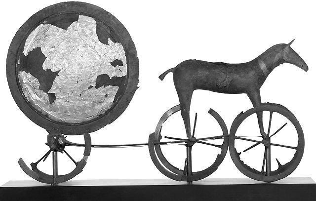 덴마크에서 출토된 기원전 2000년 투른홀름 제례용 전차 축소 모형. 바퀴 위에 서 있는 말의 조각이 태양 모형을 본뜬 원반을 끌고 가는 형태로 말의 강한 힘을 보여준다. 현재 덴마크 국립박물관에 소장돼 있다. 글항아리 제공