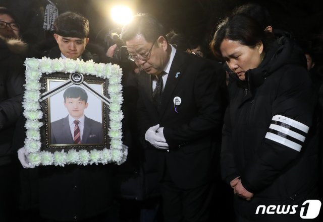 9일 오전 서울 종로구 서울대병원 장례식장에서 엄수된 청년 노동자 고 김용균 씨의 발인식에서 유가족이 마지막 인사를 하고 있다. 태안화력발전소 노제와 광화문광장 영결식을 거친 고인의 유해는 전태일 열사 등이 모셔진 경기도 마석모란공원에 안장된다. 2019.2.9/뉴스1 © News1