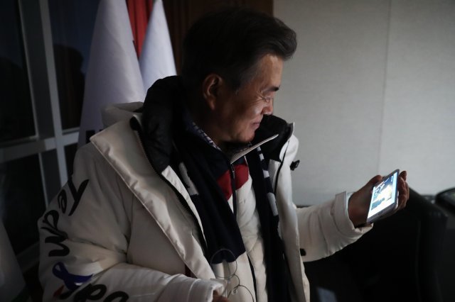 지난해 2월 9일 평창에서 열린 개회식 식장에서 문재인 대통령이 개회식 입장 직전 휴대폰을 이용해 뉴스를 보고 있다. 청와대 제공