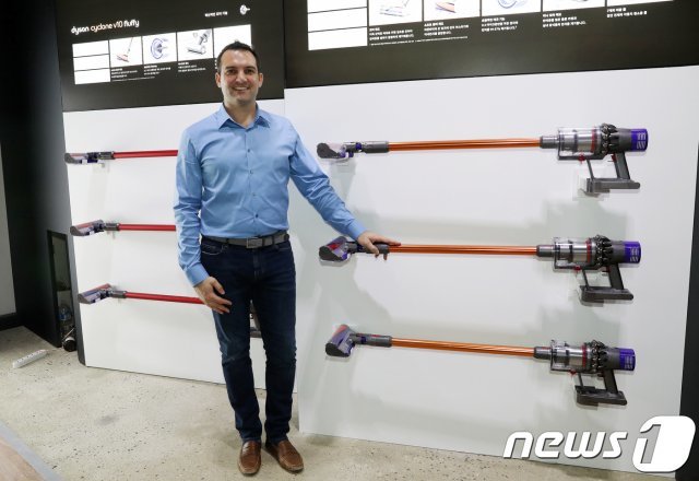 다이슨이 2018년 3월 국내에 출시한 무선청소기 ‘싸이클론 V10’/뉴스1 © News1