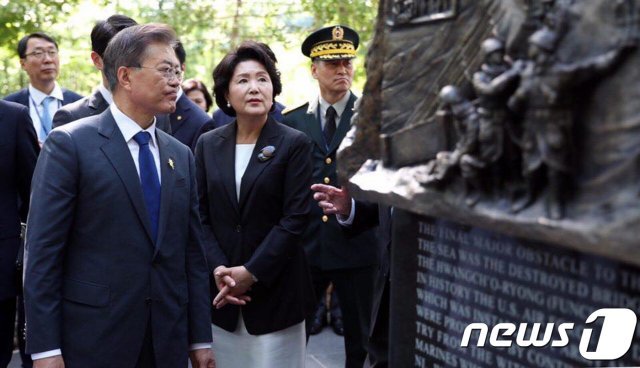 문재인 대통령과 김정숙 여사가 28일 오후(현지시간) 미국 버지니아주 콴티코 미 해병대 국립박물관 ‘장진호 전투 기념비’를 찾아 설명을 청취하고 있다. (문재인 대통령 페이스북) 2017.6.29/뉴스1