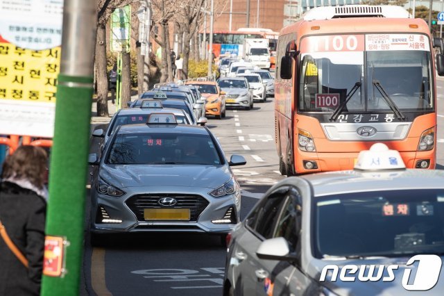 서울역 인근 도로에 택시들이 승객을 태우기 위해 줄지어 서 있다./뉴스1 © News1