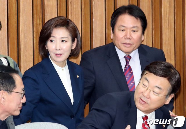 나경원 자유한국당 원내대표와 정양석 수석부대표가 8일 서울 여의도 국회에서 열린 원내대책회의에 나란히 입장하고 있다. 2019.2.8/뉴스1 © News1