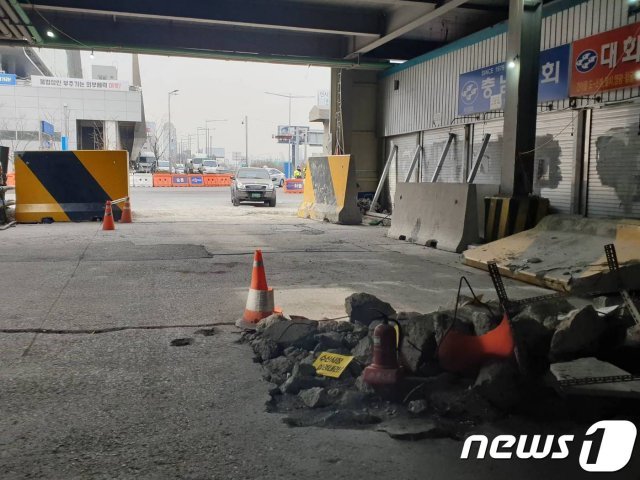 10일 노량진 수산시장 구시장을 막았던 콘크리트벽이 거의 해체되어 있다. © 뉴스1
