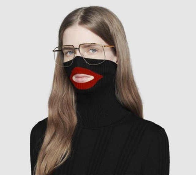 얼굴 절반을 가리는 부분에 커다랗고 붉은 입술을 강조해 ‘블랙페이스’를 연상시킨다는 여론의 비난을 받은 구치의 스웨터. AP 뉴시스