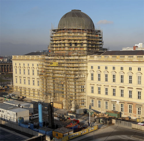 마무리 공사가 한창인 독일 베를린궁. 1950년 옛 동독이 철거했던 베를린궁은 논란 끝에 연방하원에서 재건이 결정돼 9월 박물관, 도서관으로 문을 연다. 사진 출처 훔볼트포럼