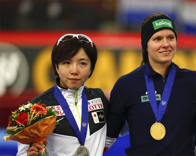 9일 국제빙상경기연맹(ISU) 스피드스케이팅 종목별 세계선수권대회 여자 500m에서 은메달을 딴 고다이라 나오(일본·왼쪽)가 생애 첫 우승을 차지한 파네사 헤어초크(오스트리아)와 함께 시상대에 서 있다. 인첼=AP 뉴시스