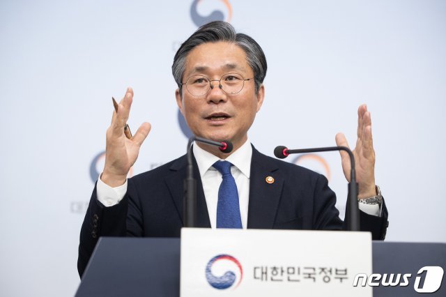 성윤모 산업통상자원부 장관이 11일 서울 종로구 정부서울청사 별관에서 제1차 산업융합 규제특례심의위원회 결과를 밝힌 후 취재진 질문에 답하고 있다.  2019.2.11/뉴스1 © News1