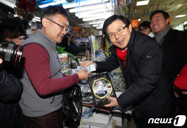 자유한국당 당권 도전을 선언한 황교안 전 국무총리가 11일 오후 부산 자갈치시장에서 전통시장 상품권으로 김을 구매하고 있다. 2019.2.11/뉴스1 © News1