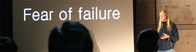 지난달 31일 카롤리나 밀러 씨가 ‘4차 산업혁명 시대의 교육과 취업’에 대해 강연하고 있다. 스크린에 적힌 ‘fear of failure(실패에 대한 두려움)’이란 글귀가 눈에 띈다. 주한 덴마크대사관 제공
