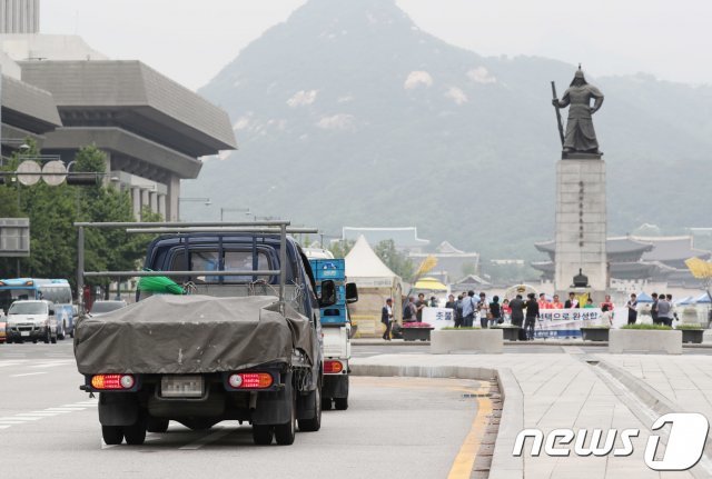 서울 세종대로 광화문사거리에서 경유 차량들이 운행되고 있다. /뉴스1 © News1