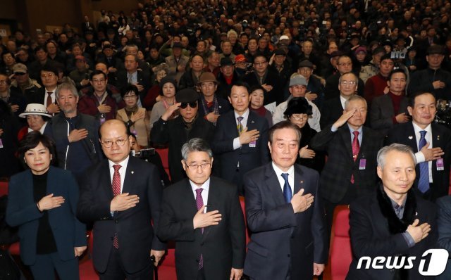 김순례, 이종명 자유한국당 의원, 지만원씨 등 참석자들이 8일 서울 여의도 국회 의원회관에서 열린 5.18 진상규명 대국민공청회에서 국민의례를 하고 있다. 이날 토론회에서 지만원씨가 ‘5.18 북한군 개입 중심으로’란 주제로 발표를 했다.  © News1