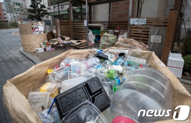 서울 용산구의 한 아파트 쓰레기 수거장.2018.4.1/뉴스1 © News1