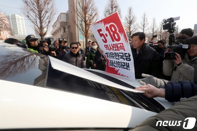 12일 오전 광주 북구 자유한국당 광주시당에서 열린 당원 간담회에 김진태 의원의 참석 소식을 접한 광주 시민단체 회원들이 김 의원이 탄 것으로 보이는 한 차량 앞에서 피켓을 들고 항의를 하고 있다. 김 의원은 지난 8일 ‘5·18 망언’이 쏟아진 국회 공청회를 공동 주최했으며, 이날 간담회를 마친 뒤 차량으로 복귀하는 과정에서 광주 시민의 거센 항의를 받기도 했다. 2019.2.12/뉴스1 © News1