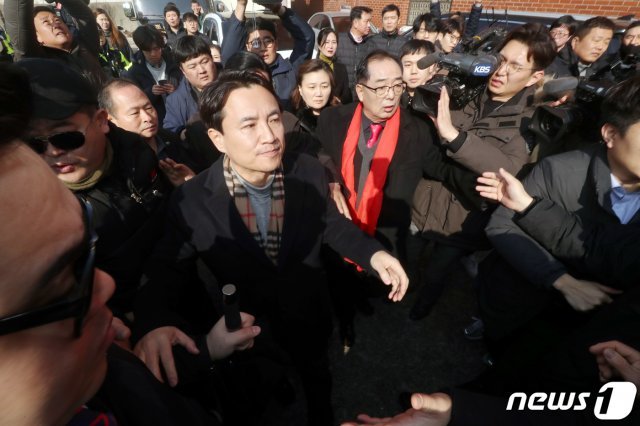 자유한국당 당권 도전에 나선 김진태 의원이 12일 오전 광주 북구 자유한국당 광주시당에서 당원 간담회를 마친 뒤 당원들의 보호 속에 차량으로 향하고 있다. 2019.2.12/뉴스1 © News1