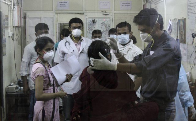 인도에서 지난 1월 이후 신종플루 사망자가 312명 발생했다고 보건부가 11일 발표했다. 사진은 2015년 2월 25일 아마다바드에서 의료진이 환자를 치료하고 있는 모습. 아마다바드=AP/뉴시스