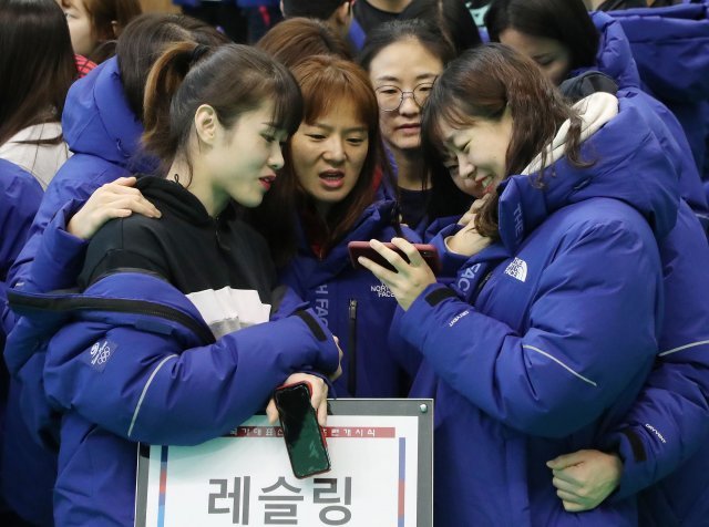 국가대표 훈련개시식에 참석한 선수들이 행사에 앞서 핸드폰을 보며 이야기를 나누고있다.