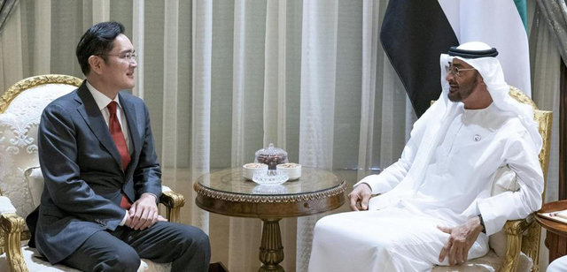 11일(현지 시간) 이재용 삼성전자 부회장(왼쪽)이 아랍에미리트(UAE) 수도 아부다비를 방문해 무함마드 빈 자이드 알 나하얀 아부다비 왕세제와 면담하는 모습. 트위터 화면 캡처