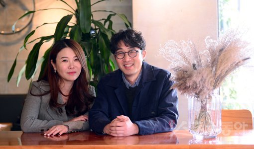 ‘국민코미디’로 등극한 영화 ‘극한직업’의 흥행 뒤에는 시나리오를 맡은 배세영 작가(왼쪽)와 제작자 김성환 어바웃필름 대표가 있다. 김종원 기자 won@donga.com